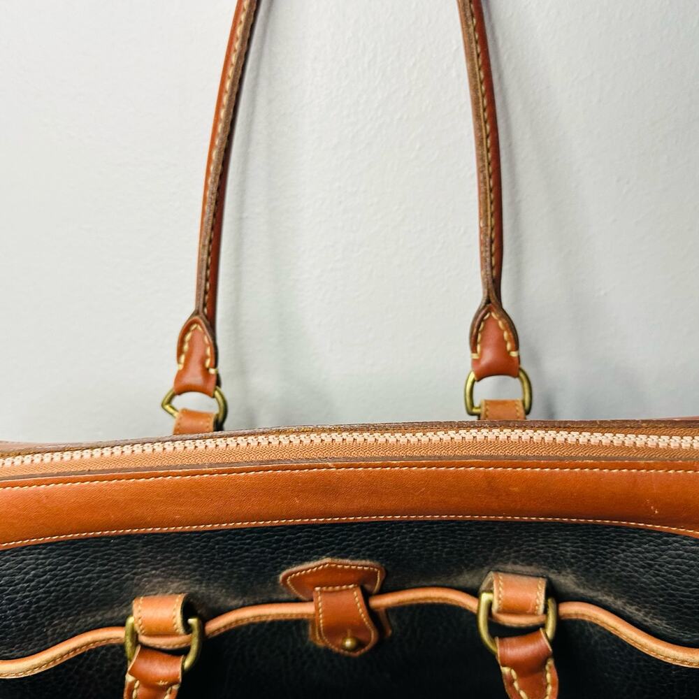 Vintage DOONEY & BOURKE 90s Black Tan Pebbled Leather Crossbody Strap Handbag - Picture 4 of 11